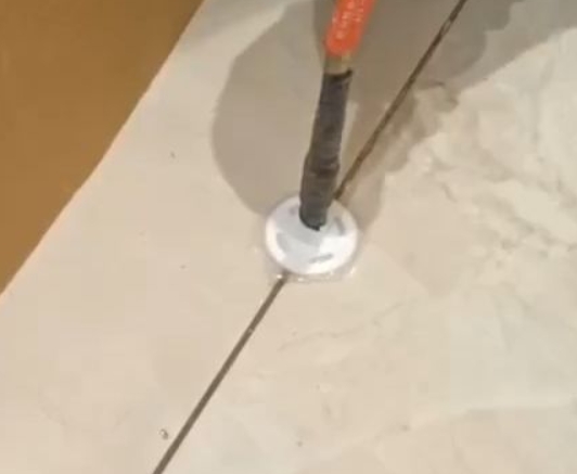 通许瓷砖空鼓维修公司专业解答瓷砖在铺贴过程中，如果没有涂抹均匀到位的粘结材料（如水泥砂浆或瓷砖胶），可能会导致以下问题