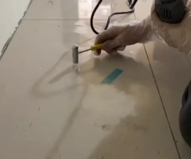 通许瓷砖开裂维修公司专业分享瓷砖在铺贴前如果没有沥干水分，将会导致以下问题